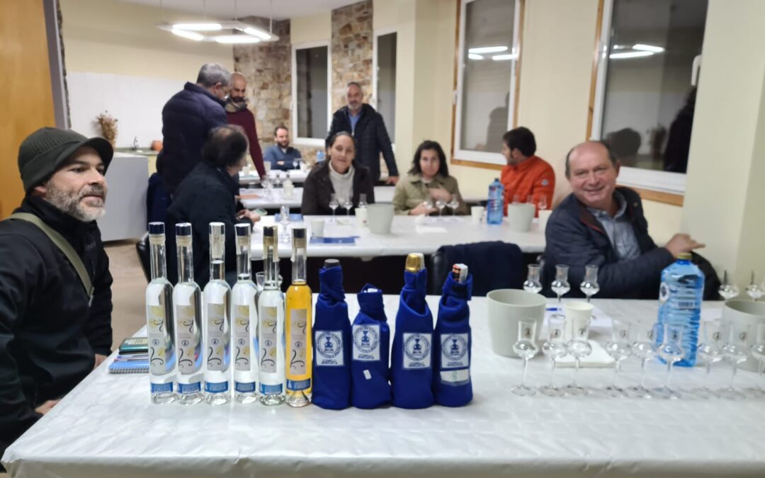 Agricultores y viticultores de Ribadumia participan en una formación sobre el proceso de elaboración de los  Aguardientes y Licores Tradicionales de Galicia